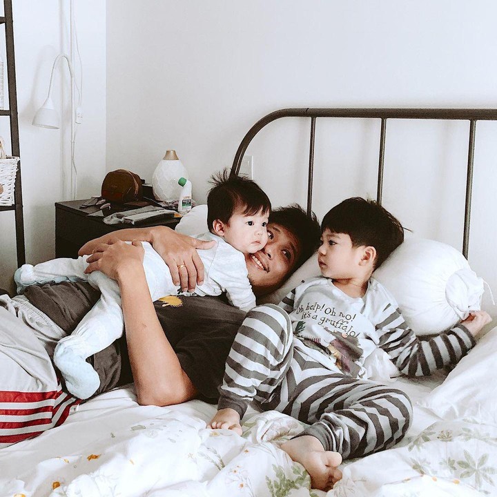 <p>Selain sering menghabiskan waktu bersama di area ruang keluarga dan balkon, kamar tidur pun menjadi tempat favorit mereka, Bunda. Kamar tidurnya yang tampak simpel ini dipenuhi dengan warna putih. (Foto: Instagram@putrititian)</p>