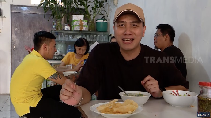 Seru! Momen Ressa Herlambang Jajan Lontong Sayur hingga Es Cendol