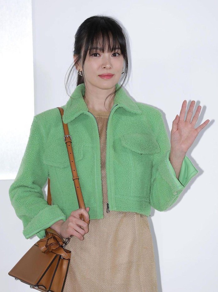 Song Hye Kyo yang merupakan salah satu brand ambassador Fendi, tampil cerah dengan balutan outfit berwarna hijau yang dipadukan dengan warna khaki./Foto: instagram.com/harpersbazaarsg