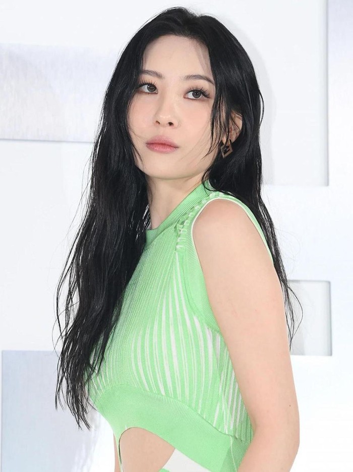 Penyanyi solo sekaligus mantan anggota Wonder Girls, Sunmi, menampilkan gaya chic sekaligus fierce di kehadirannya lewat event Fendi kali ini./ Foto: instagram.com/harpersbazaarsg