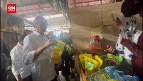 VIDEO: Momen Pedagang di Medan Menangis Bertemu Jokowi