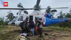VIDEO: Momen Pasukan TNI-Polri Evakuasi 15 Pekerja di Distrik Paro