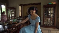 <p>Banyak interior antik di rumahnya, seperti area ruang makan keluarga yang satu ini. Selain meja makan, terlihat juga beberapa pajangan antik yang tersimpan rapi di dalam lemari cokelat. (Foto: YouTube Mamitoko)</p>