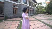 <p>Memiliki villa mewah dilengkapi dengan halaman yang luas, siapa yang tak betah menetap di villa ini? (Foto: YouTube Mamitoko)</p>