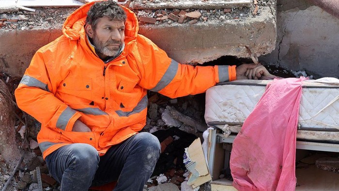 Viral di Medsos, Ini Potret Pilu Ayah Pegang Tangan Jasad Putrinya yang Tertimbun Puing Gempa di Turki