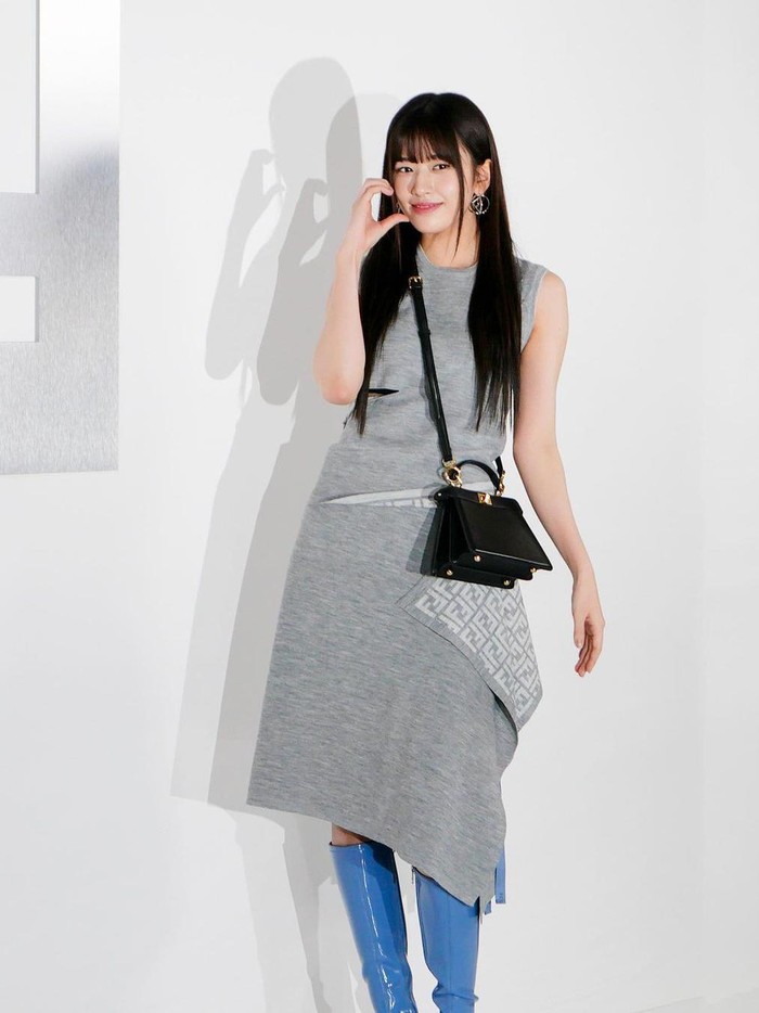 Brand ambassador Fendi yang baru, Yujin IVE, tampil manis dan cute dengan perpaduan warna abu-abu, hitam, dan biru./ Foto: instagram.com/1stlookofficial