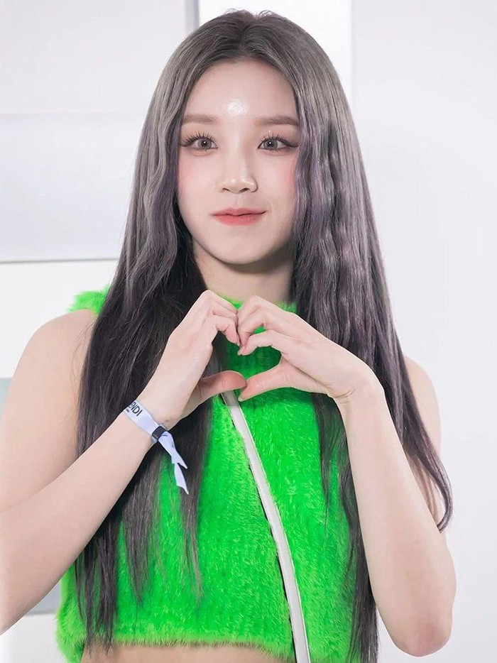 Tampil cerah dengan outfit berwarna hijau neon dan rambut ashy, Yuqi (G)I-DLE menampilkan gaya yang tentunya mencuri perhatian./ Foto: instagram.com/harpersbazaarsg
