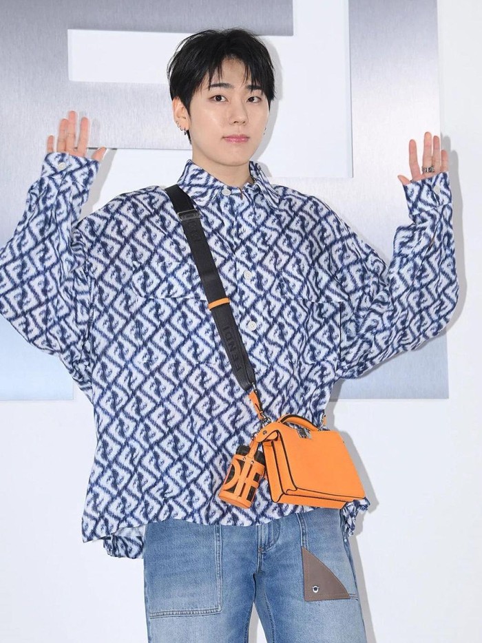 Rapper sekaligus leader dari grup Block B yaitu Zico tampil dengan gaya casual namun tetap classy dalam printed shirt, jeans, dan dilengkapi sling bag dari Fendi./ Foto: instagram.com/harpersbazaarsg