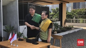 Airlangga Beri Sarung Kuning & Hijau ke Cak Imin Saat Bertemu di GBK