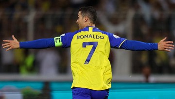 Ratusan belalang menyerbu stadion King Abdul Aziz, lokasi Cristiano Ronaldo mencetak quattrick dalam pertandingan Al Wehda vs Al Nassr, Jumat (10/1).