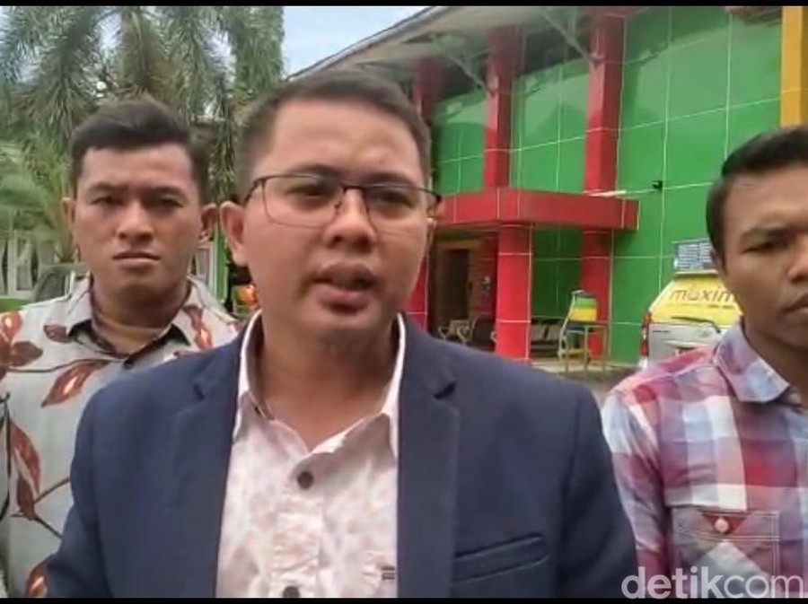 Alendra, Pengacara Yunita Sari, tersangka pencabulan 17 anak di Jambi (Dimas Sanjaya/detikSumut) Alendra, Pengacara Yunita Sari, tersangka pencabulan 17 anak di Jambi (Dimas Sanjaya/detikSumut)