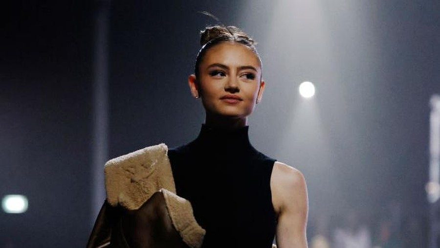 Anak artis jadi model MILAN, ITALY - SEPTEMBER 22: Leni Klum walks the runway of the Leni Klum x ABOUT YOU show during the ABOUT YOU Fashion Week Milan 2022 at Zona Farini on September 22, 2022 in Milan, Italy. (Photo by Franziska Krug/Getty Images for ABOUT YOU)