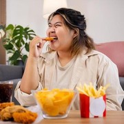 Kebiasaan Nyemil 7 Makanan Ini di Malam Hari, Bisa Jadi Penyebab Berat Badan Kamu Naik, Duh!