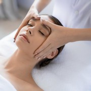 Cukup 10 Menit Setiap Hari, Cara Pijat Wajah ala Klinik Kecantikan Ini Bantu Kencangkan Kulit Agar Awet Muda!