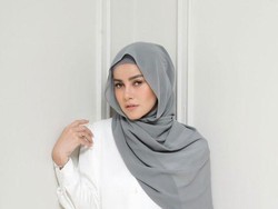 Belahan Rok Tinggi Olla Ramlan dan Gaya Hijabnya