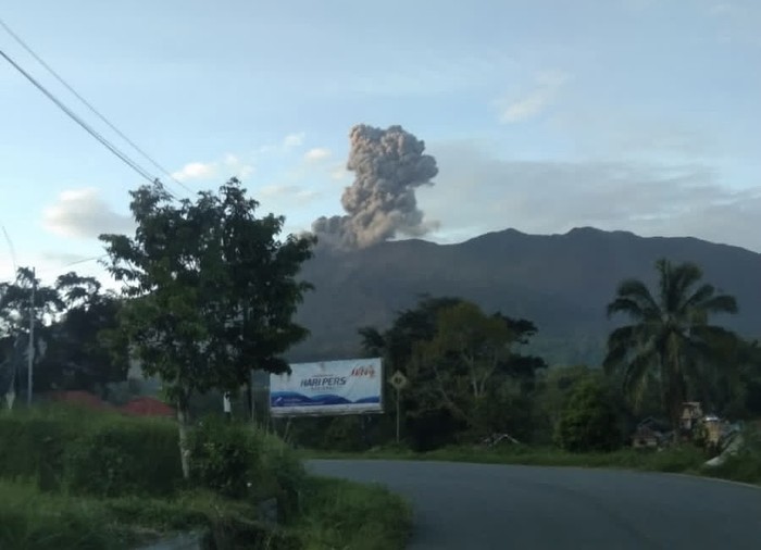 Gunung Marapi menyemburkan abu vulkanik. (Foto: Istimewa)