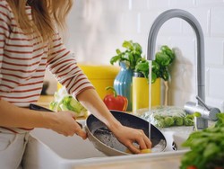 Duh! 3 Kebiasaan Ini Bikin Alat Masak Mudah Rusak