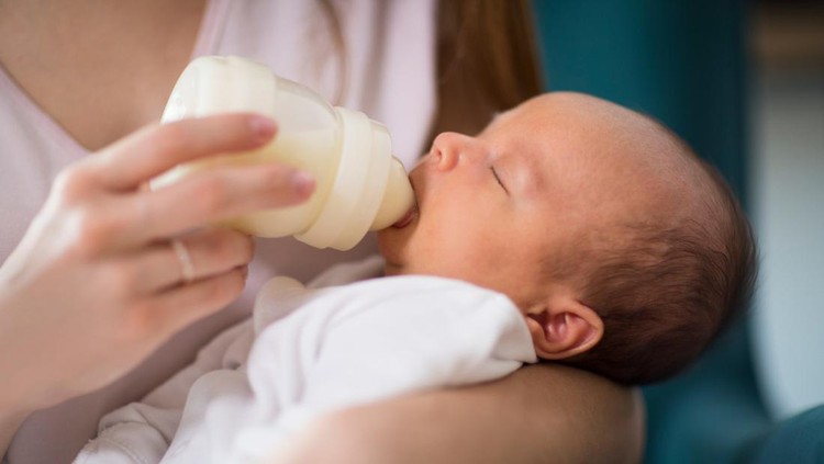 Ilustrasi Anak Minum Susu Formula Close Up Of Loving Mother Feeding Newborn Baby Son With Bottle At Home