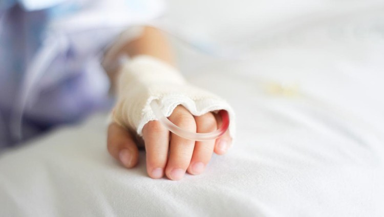 Ilustrasi Ciri Leukemia pada Anak Saline intravenous (iv) drip in a Children's patient hand