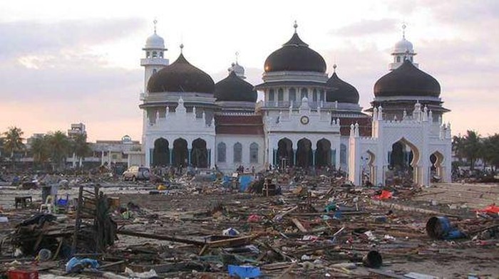 ilustrasi gempa aceh yang memporak porandakan banyak bangunan
