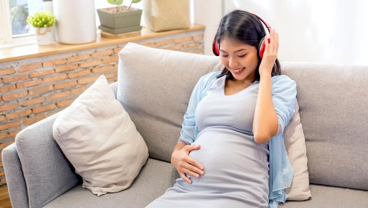 Ilustrasi Ibu Hamil Mendengarkan Musik Ilustrasi Ibu Hamil Mendengarkan Musik