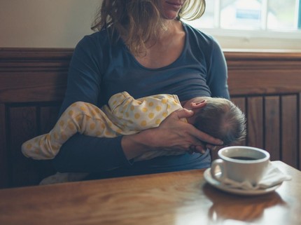 10 Kebiasaan Buruk Ibu Menyusui yang Berdampak pada Bayi dan Pengaruhi Produksi ASI