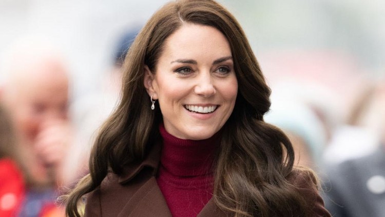 Kate Middleton Britain's Catherine, Princess of Wales (L) reacts as she is reunited with an old school teacher of hers following the tour of the National Maritime Museum Cornwall on February 9, 2023 in Falmouth, England. (Photo by Chris Jackson / POOL / AFP) (Photo by CHRIS JACKSON/POOL/AFP via Getty Images)
