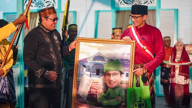 Menparekraf Sandiaga Uno mendapat gelar Pangeran Nata Yasa Wangsa oleh Kerajaan Mempawah karena dianggap sukses memulihkan pariwisata dan ekonomi kreatif.