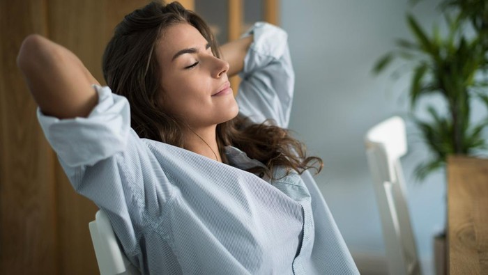 Daripada Menjalankan Hubungan karena Kesepian, Ini 5 Alasan Kamu Sebaiknya Tetap Single Dulu Sampai Menemukan Pasangan Terbaik