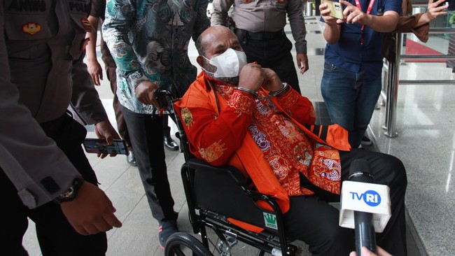 Komisi Pemberantasan Korupsi (KPK) memperpanjang masa penahanan Gubernur Papua nonaktif Lukas Enembe selama 30 hari hingga 12 Mei 2023.