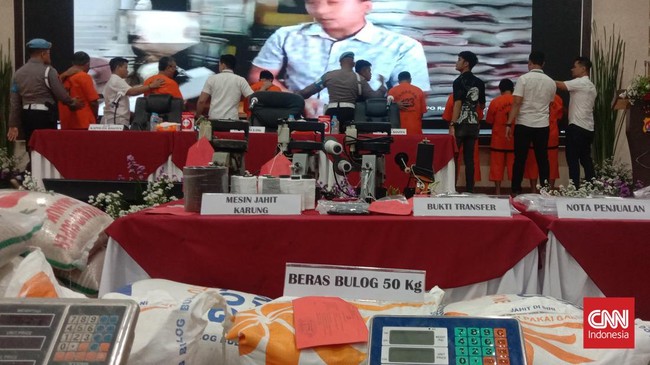 Tujuh pelaku pengoplosan beras Bulog jadi kemasan kelas premium hingga 350 ton telah dibekuk aparat di Banten.