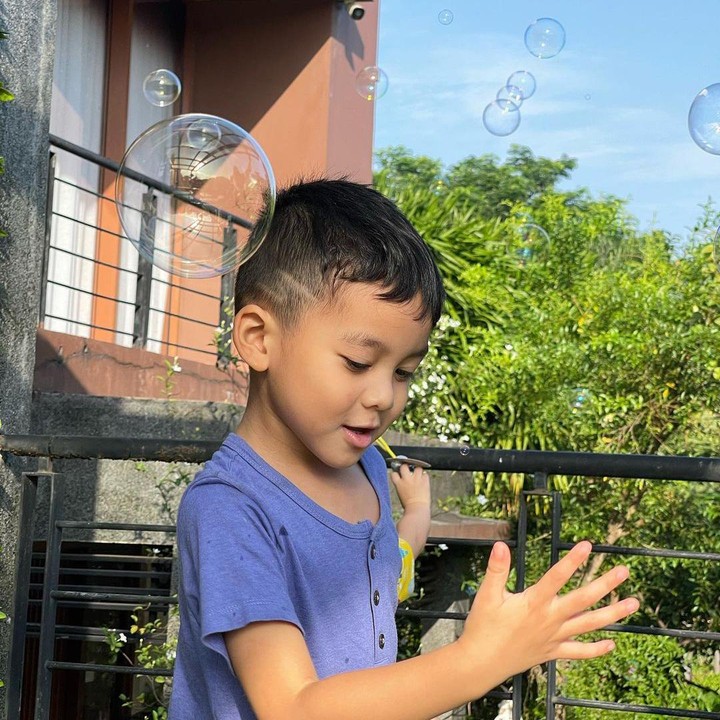<p>Di usianya yang hampir genap lima tahun ini, Abimanyu sangat aktif bermain. Seperti dalam foto, Abimanyu terlihat gembira ketika bermain dengan gelembung sabun. (Foto: Instagram: @vickyshu)</p>