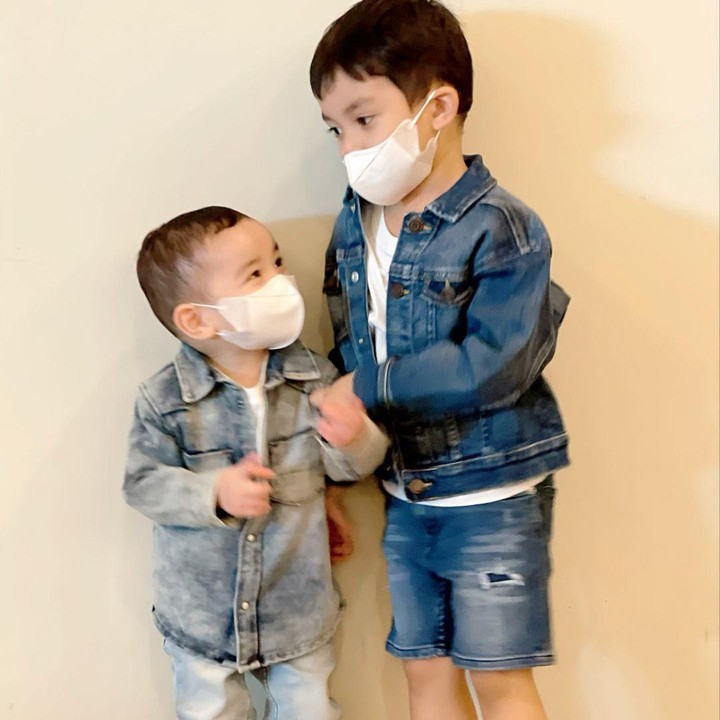 <p>Meski masih kecil, Abimanyu memiliki gaya berpakaian yang fashionable. Misalnya saja potretnya ketika mengenakan jaket jeans bersama sang adik. Menggemaskan banget ya, Bunda! (Foto: Instagram: @vickyshu)</p>