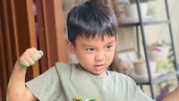 <p>Vicky Shu dikaruniai dua orang putra usai menikah dengan Ade Imam pada tahun 2017 lalu, Bunda. Anak pertamanya yang lahir pada 16 Juli 2018 diberi nama Abimanyu Manggala Nugroho Putro. (Foto: Instagram: @vickyshu)</p>