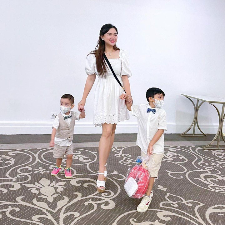 <p>Abimanyu juga terlihat akrab dengan sang adik, Guinandra Janadi Nugroho Putra. Ia kerap menghabiskan waktu dan bermain bersama. Dalam beberapa kesempatan, Abimanyu dan sang adik terlihat seperti pengawal sang Bunda, nih. (Foto: Instagram: @vickyshu)</p>