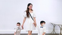 <p>Abimanyu juga terlihat akrab dengan sang adik, Guinandra Janadi Nugroho Putra. Ia kerap menghabiskan waktu dan bermain bersama. Dalam beberapa kesempatan, Abimanyu dan sang adik terlihat seperti pengawal sang Bunda, nih. (Foto: Instagram: @vickyshu)</p>