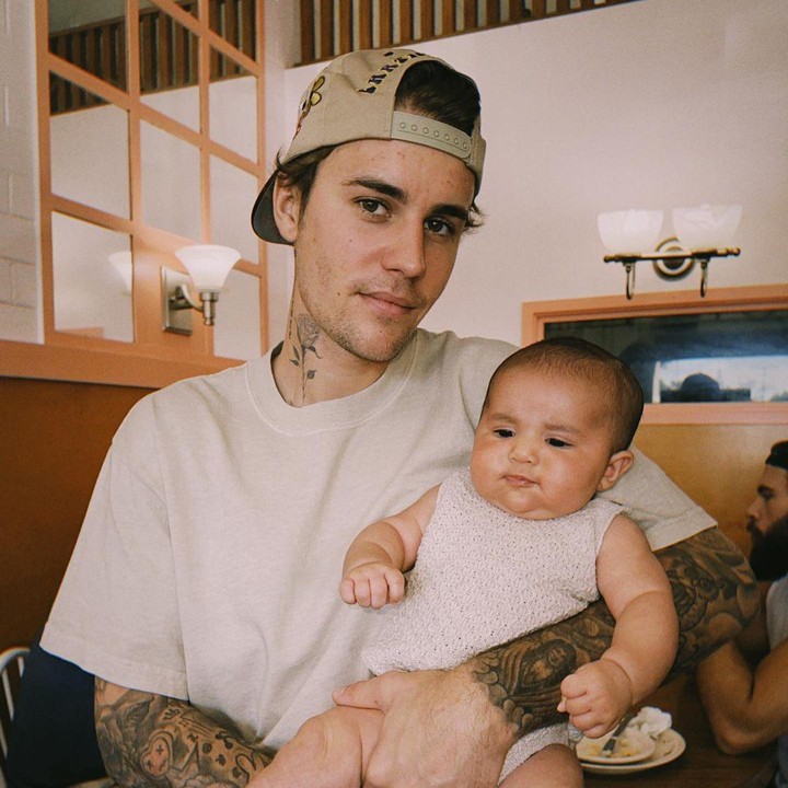 <p>Potret Justin dan Hailey yang bersama baby Lava pun menarik perhatian netizen, Bunda. Banyak dari mereka yang merasa terenyuh dan gemas melihat Justin dan Hailey menggendong baby Lava. (Foto: Instagram: @justinbieber)</p>