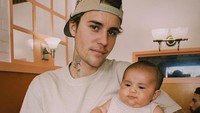 <p>Potret Justin dan Hailey yang bersama baby Lava pun menarik perhatian netizen, Bunda. Banyak dari mereka yang merasa terenyuh dan gemas melihat Justin dan Hailey menggendong baby Lava. (Foto: Instagram: @justinbieber)</p>