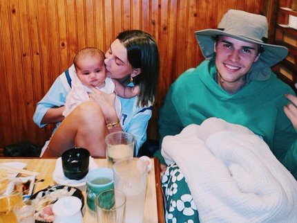 7 Potret Justin Bieber dan Hailey Baldwin Momong Bayi, Bikin Netizen Gemas
