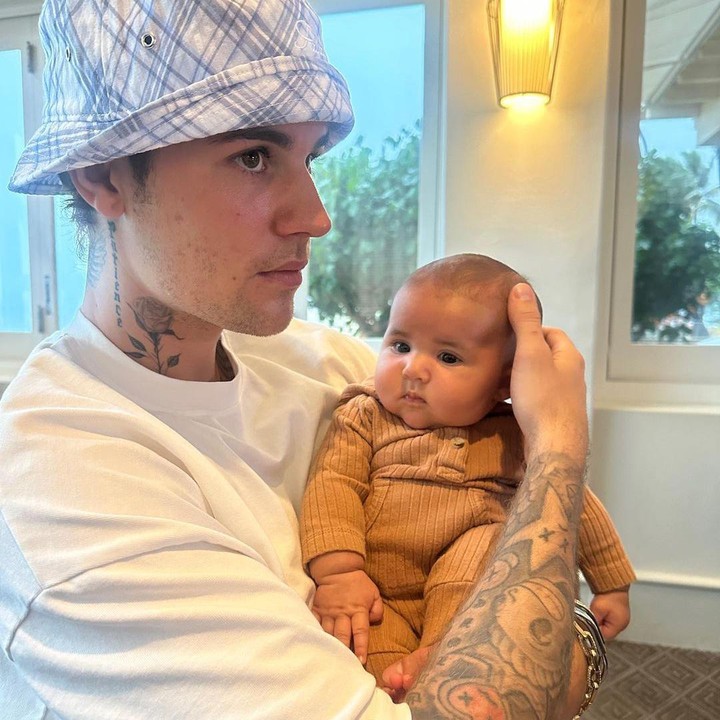 <p>Justin terlihat menggendong baby Lava dengan sangat hati-hati. Ayah-able banget ya, Bunda! (Foto: Instagram: @justinbieber)</p>