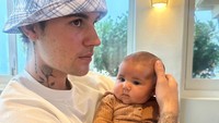 <p>Justin terlihat menggendong baby Lava dengan sangat hati-hati. Ayah-able banget ya, Bunda! (Foto: Instagram: @justinbieber)</p>