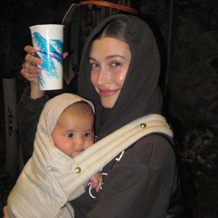 <p>Sementara itu, Hailey Baldwin menggendong baby Lava dengan menggunakan soft structure carrier. Baby Lava pun terlihat nyaman dipelukan wanita 26 tahun ini. (Foto: Instagram: @haileybieber)</p>