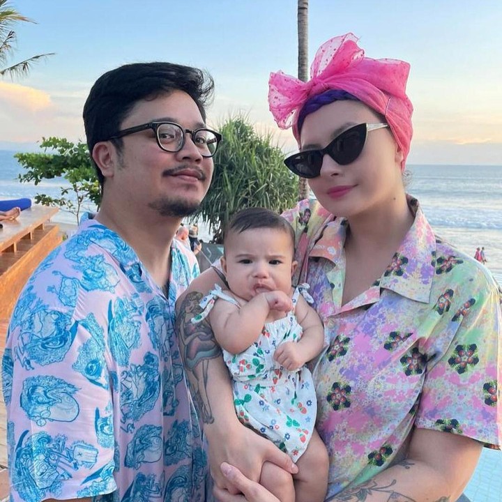 <p>Setelah menikah dengan Claudia Adinda, aktor Derby Romero dikaruniai seorang anak, Bunda. Bayi berjenis kelamin perempuan ini pun diberi nama Millicent-Mae Bae Nainggolan. (Foto: Instagram: @derbyromero)</p>