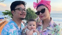 <p>Setelah menikah dengan Claudia Adinda, aktor Derby Romero dikaruniai seorang anak, Bunda. Bayi berjenis kelamin perempuan ini pun diberi nama Millicent-Mae Bae Nainggolan. (Foto: Instagram: @derbyromero)</p>