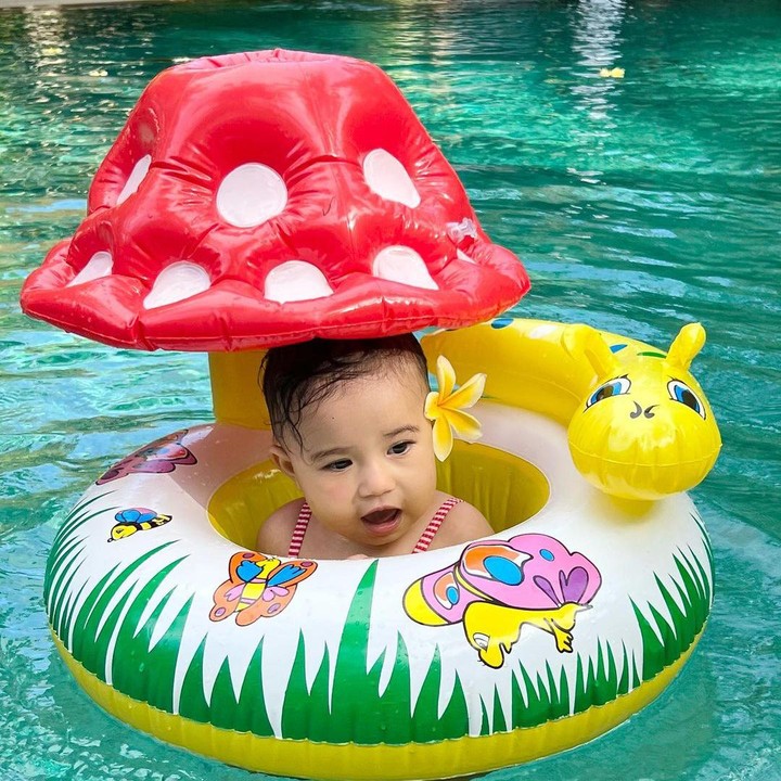 <p>Millie lahir pada 20 Januari 2022 dan kini genap berusia satu tahun. Ia tumbuh menjadi anak yang menggemaskan. Salah satunya terlihat di foto ini, Millie berendang dengan pelampung berbentuk jamur nih, Bunda.  (Foto: Instagram: @derbyromero)</p>