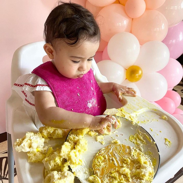 <p>Saat merayakan ulang tahunnya, Millie terlihat sangat anteng dan tidak rewel nih, Bunda. Ia bahkan menyantap kue ulang tahunnya dengan nikmat. (Foto: Instagram: @derbyromero)</p>