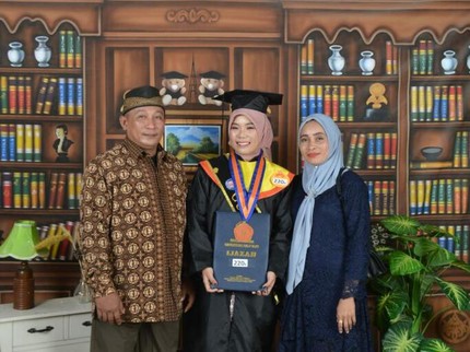 Kisah di Balik Perjuangan Anak Cleaning Service Jadi Wisudawan Terbaik IPK 3,9
