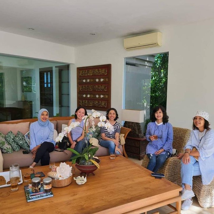 <p>Rumah bernuansa alam ini lebih banyak menggunakan sentuhan kayu dan dan warna putih, seperti ruang keluarganya yang satu ini, Bunda. (Foto: Instagram@tantowiyahyaofficial)</p>