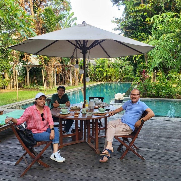 <p>Semakin terlihat nyaman, rumahnya ini dilengkapi dengan fasilitas kolam renang yang cukup luas. Tak hanya itu, di pinggir kolam renang disediakan beberapa kursi untuk bersantai. (Foto: Instagram@tantowiyahyaofficial)</p>