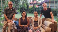 <p>Setelah mengakhiri masa jabatannya sebagai Duta Besar Indonesia untuk Selandia Baru pada Desember 2021 lalu, Tantowi Yahya memilih untuk menetap di rumhanya yang berada di Sanur, Bali. Rumah bernuansa alam ini terlihat sangat sejuk dan damai, lho. Bunda penasaran? (Foto: Instagram@tantowiyahyaofficial)</p>
